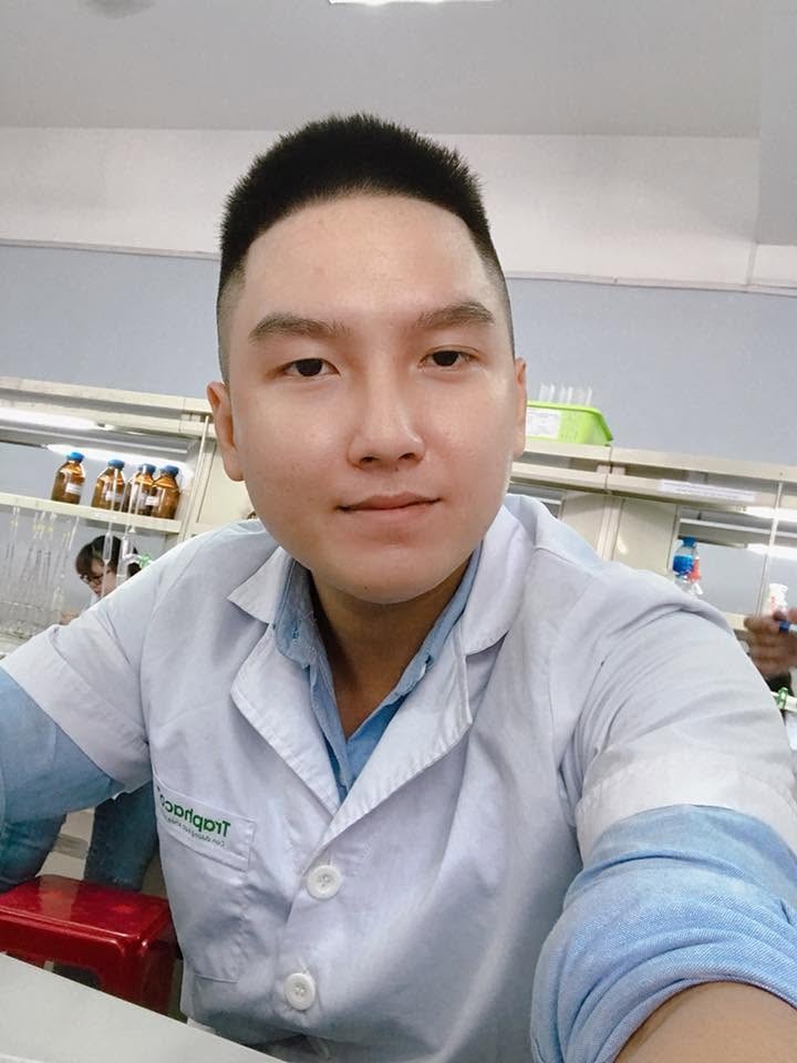 Dược sĩ nghiên cứu tại phòng lab